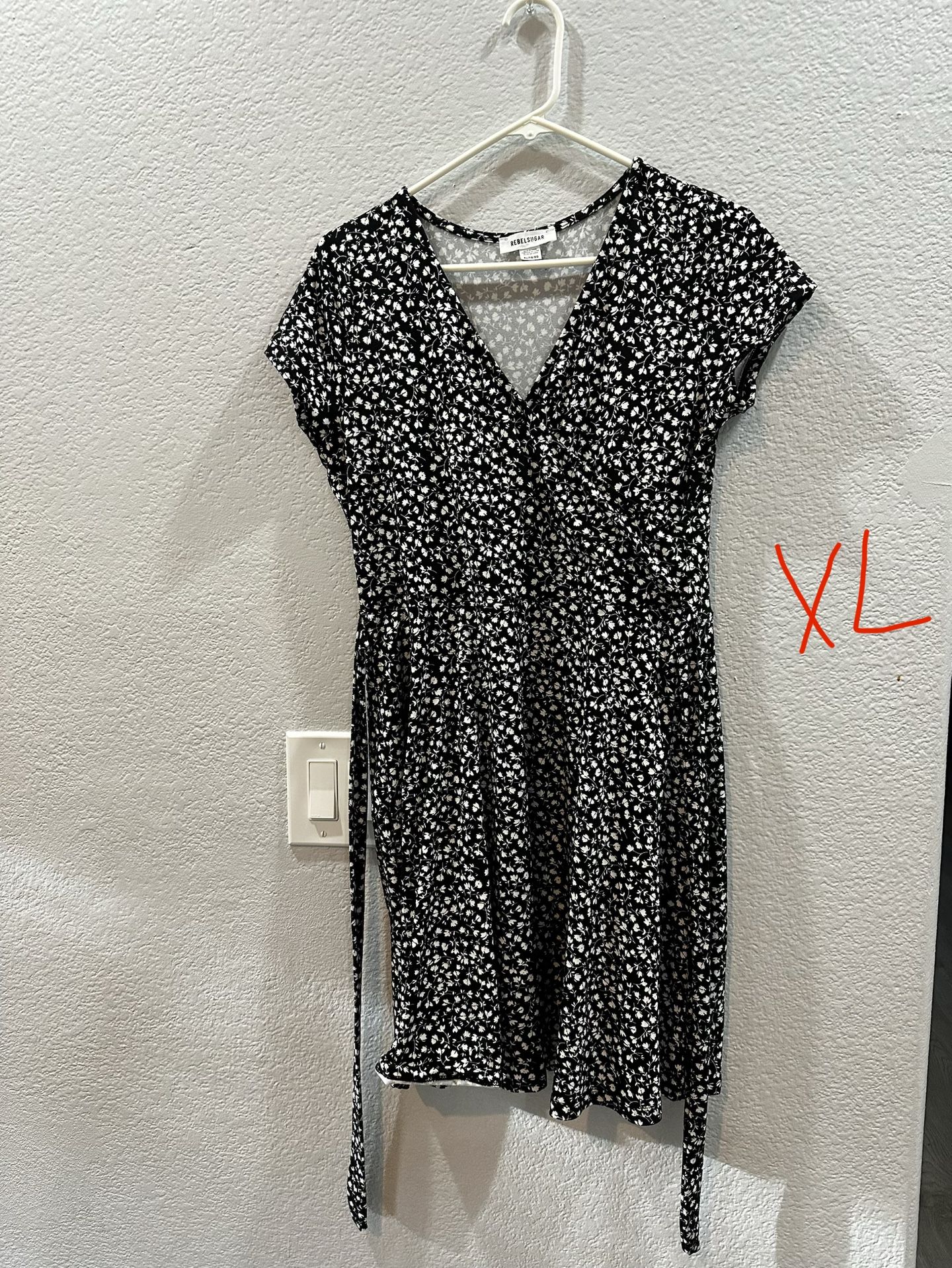 Women’s Flowers Black And White Dress XL