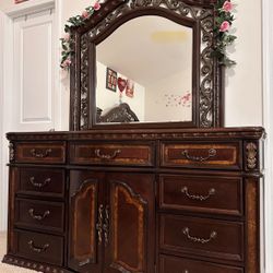 Dresser With Mirror 