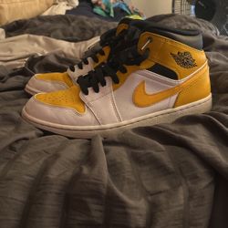 Air Jordan 1 Mid University Gold