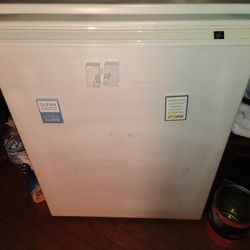General Electric Apartment Size Refrigerator 