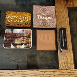 Eyeshadow bundle with lip