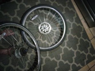 28-in county Electra rims with multiple gears I think it's seven