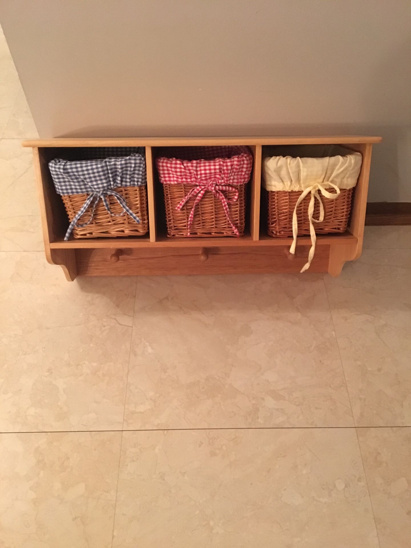 Small shelf with baskets