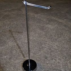 Free standing toilet paper roll holder