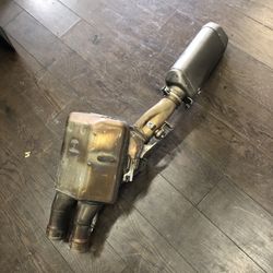 Yamaha R1 OEM Exhaust/ Mufffler 
