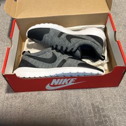 Nike Roshe Run Tech Fleece (Size 8.5)