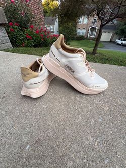 Brand new. Unisex running shoes. Men’s 10.5. Women’s 11.5.