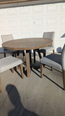 Round Dining room table w/4 chairs