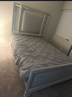 Queen size bed/memory foam mattress