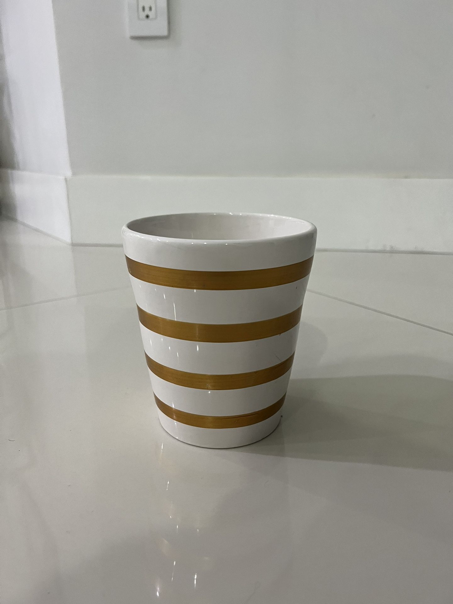 Ceramic White And Gold Flower Pot 
