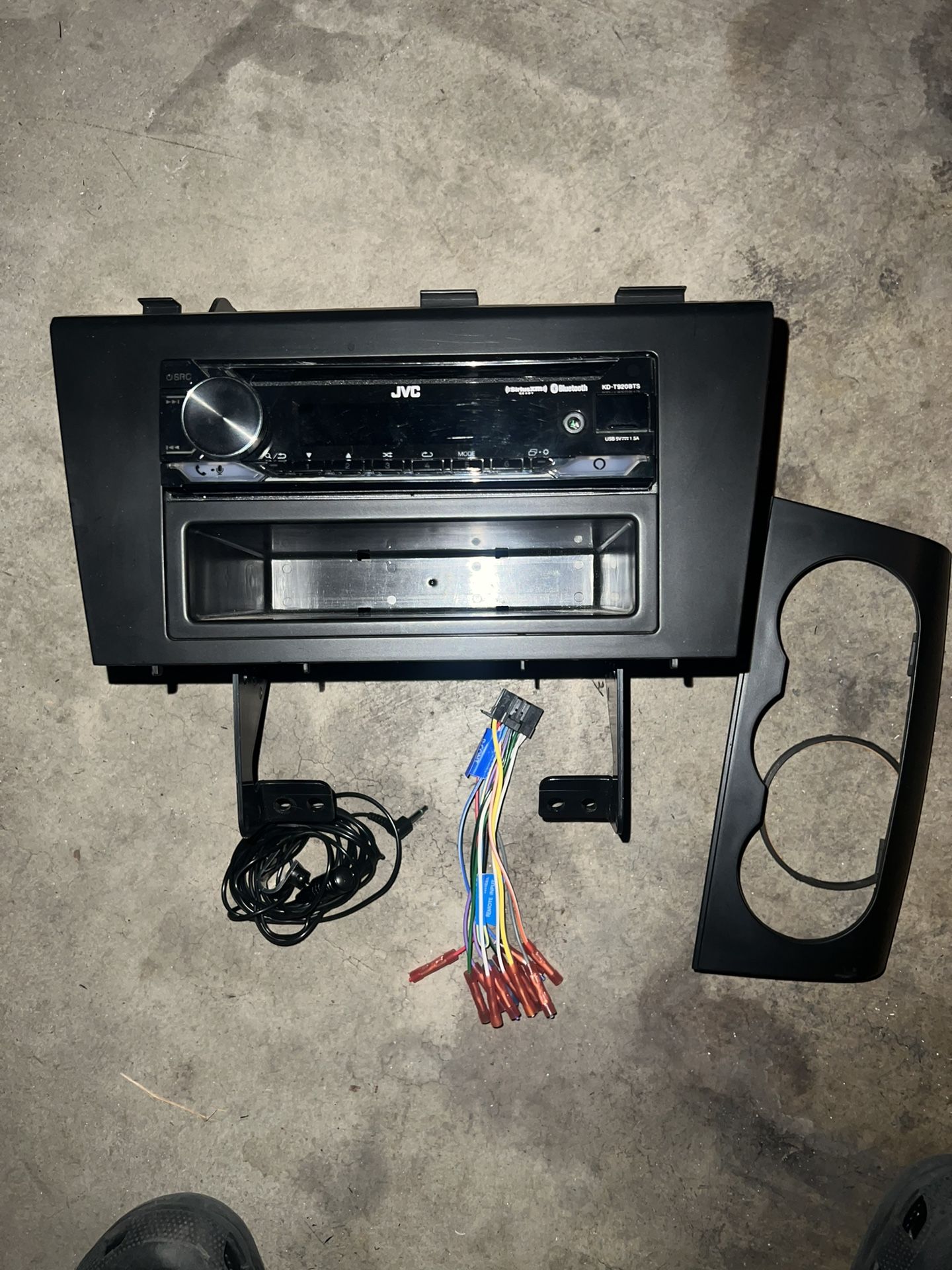 JVC stereo with fittings for 2011 altima