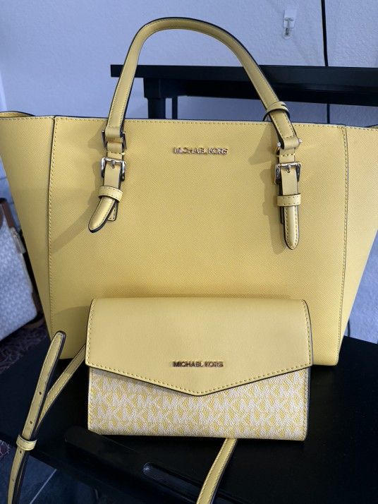 Michael Kors Purse with wristlet