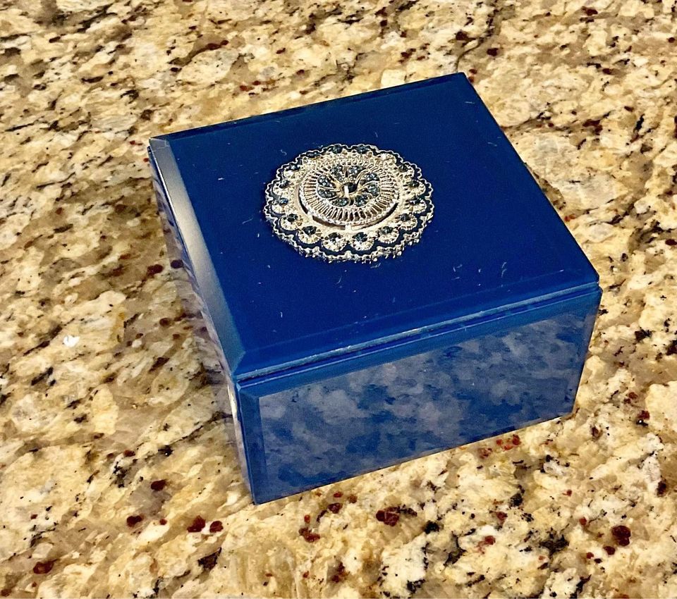 BEAUTIFUL BLUE JEWELRY BOX WITH DAZZLING CRYSTAL TOPPER! 4” Square!