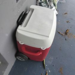 Wheel igloo cooler