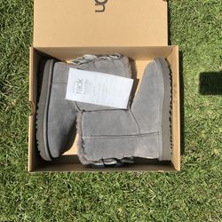 UGG w bailey bow velvet ribbon