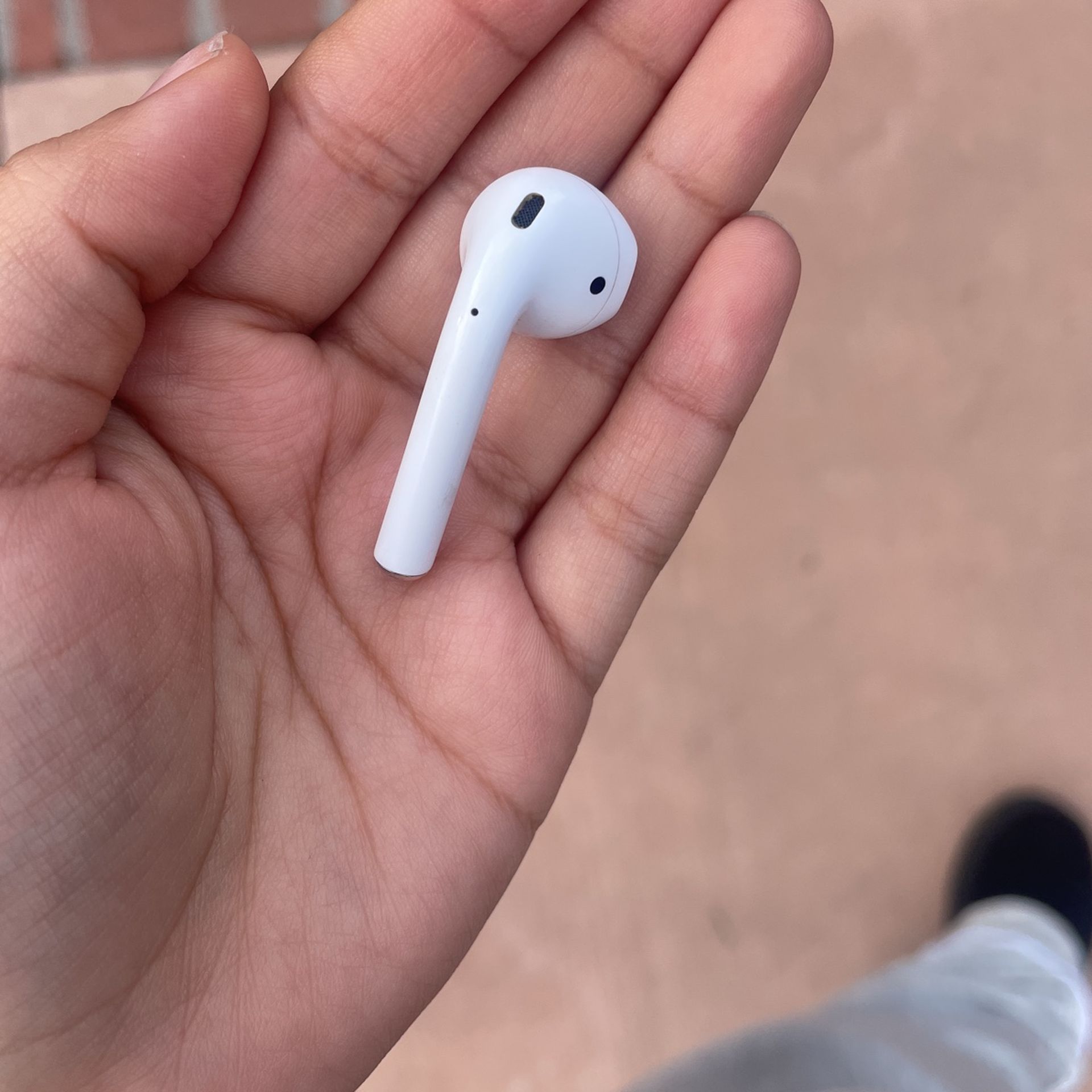 First Gen Apple AirPod (right)