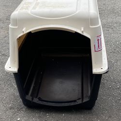 large plastic, premium kennel for dogs up to 90lbs no door hardware included 33
