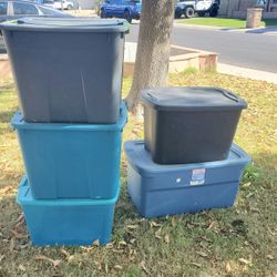 5 Plastic Storage Containers 