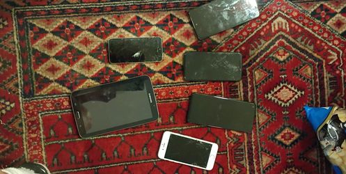 Samsung Apple and Motorola bundle phones