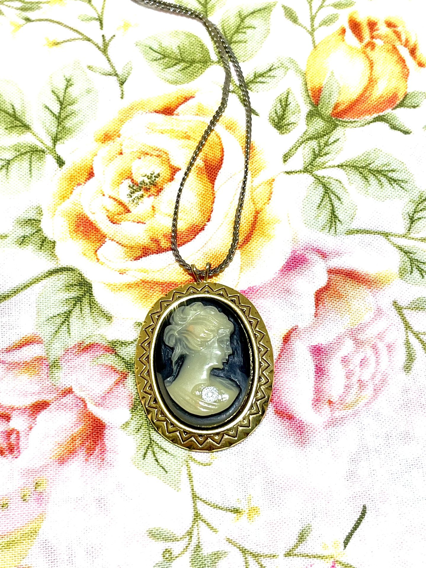 Vintage Fashion Cameo Necklace 