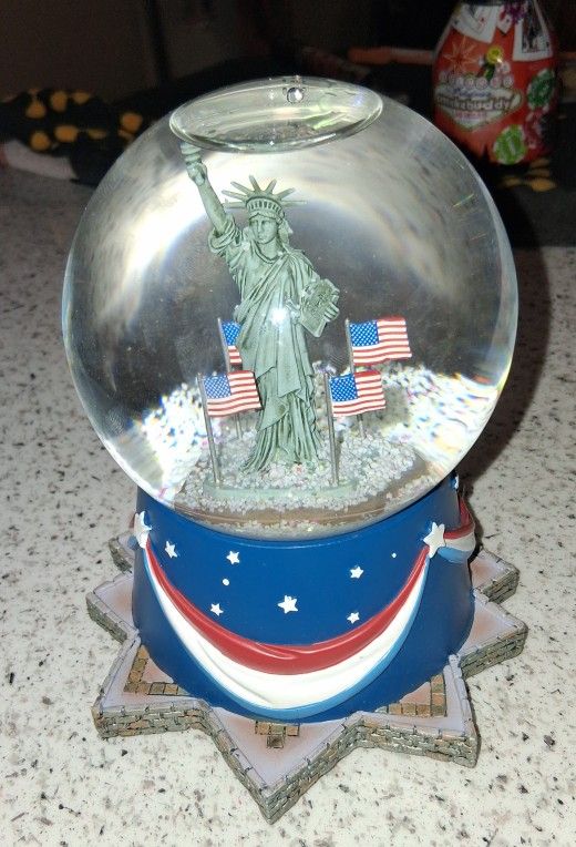 Statue Of Liberty Hallmark Snow Glove