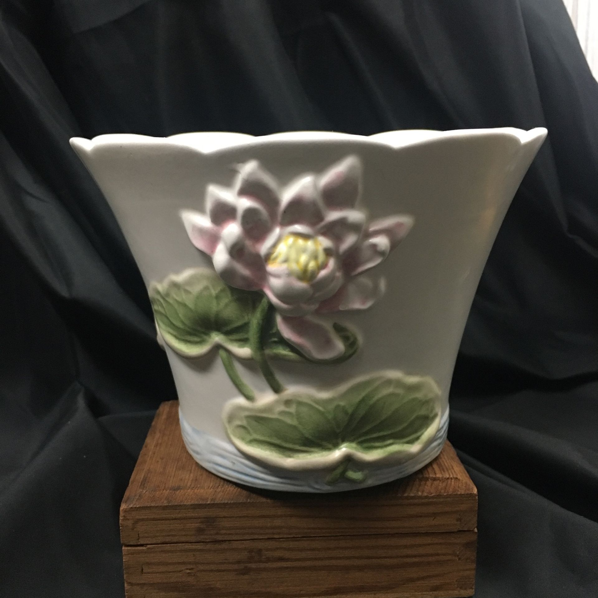 Napco 3d Flower Pot With Ruffled Edge