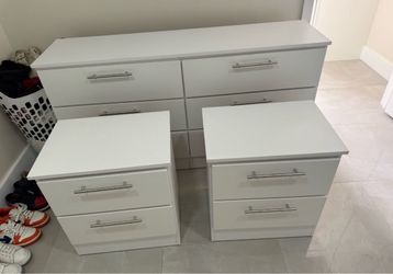Dresser and 2 nightstands - Cómoda y 2 mesitas de noche