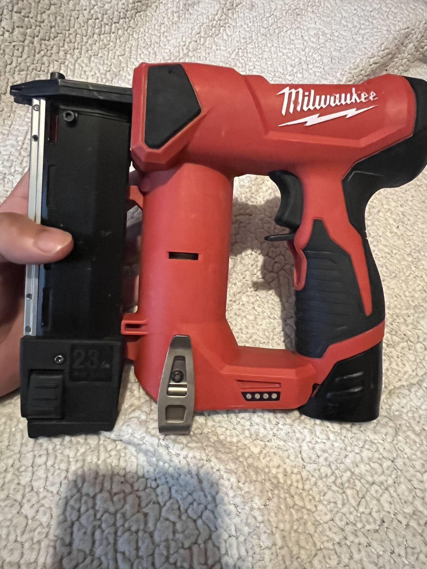 M12 12 - Volt 23- Gauge Pin Nailer MILWAUKEE