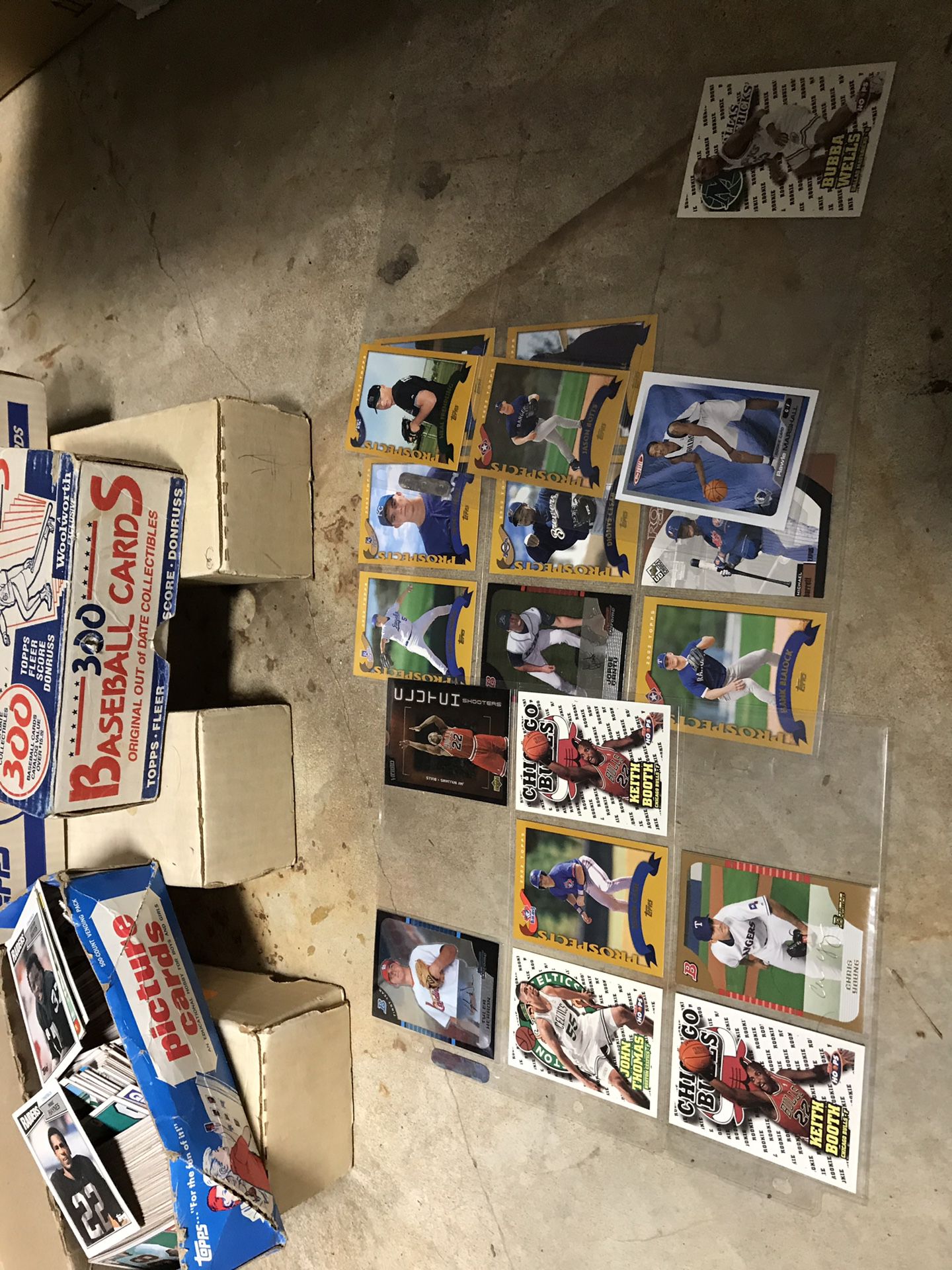 Lot of ~3000 baseball, basketball and football cards (80s and 90s)