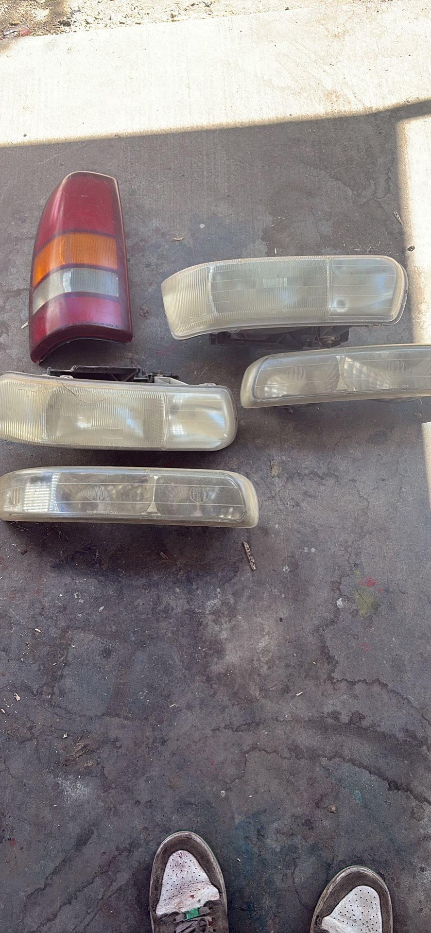 2000 Silverado Lt Tail And Headlights All 40$