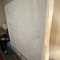 Queen Size Box Spring Free (Gratis)