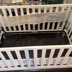 White Wooden Baby Crib with Mesh Bumper