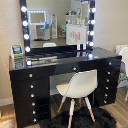 Beautiful Makeup Vanity Mirror Set!