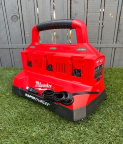 Milwaukee M18 18V Lithium-lon PACKOUT 6-Port Rapid Charger