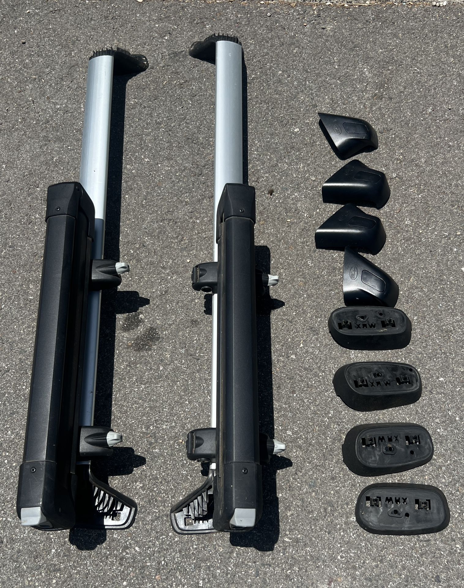 Subaru crossbar set with ski/snowboard attachment