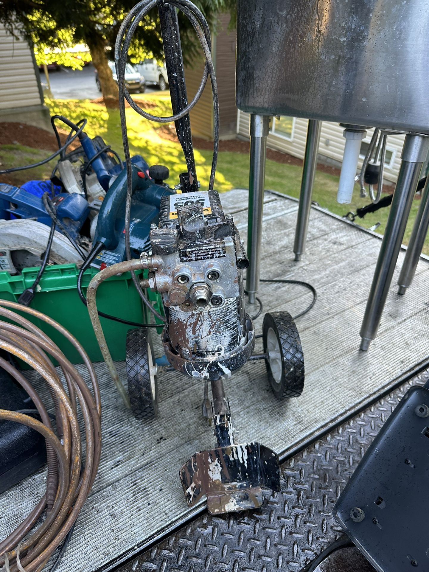 Airless sprayer and cart