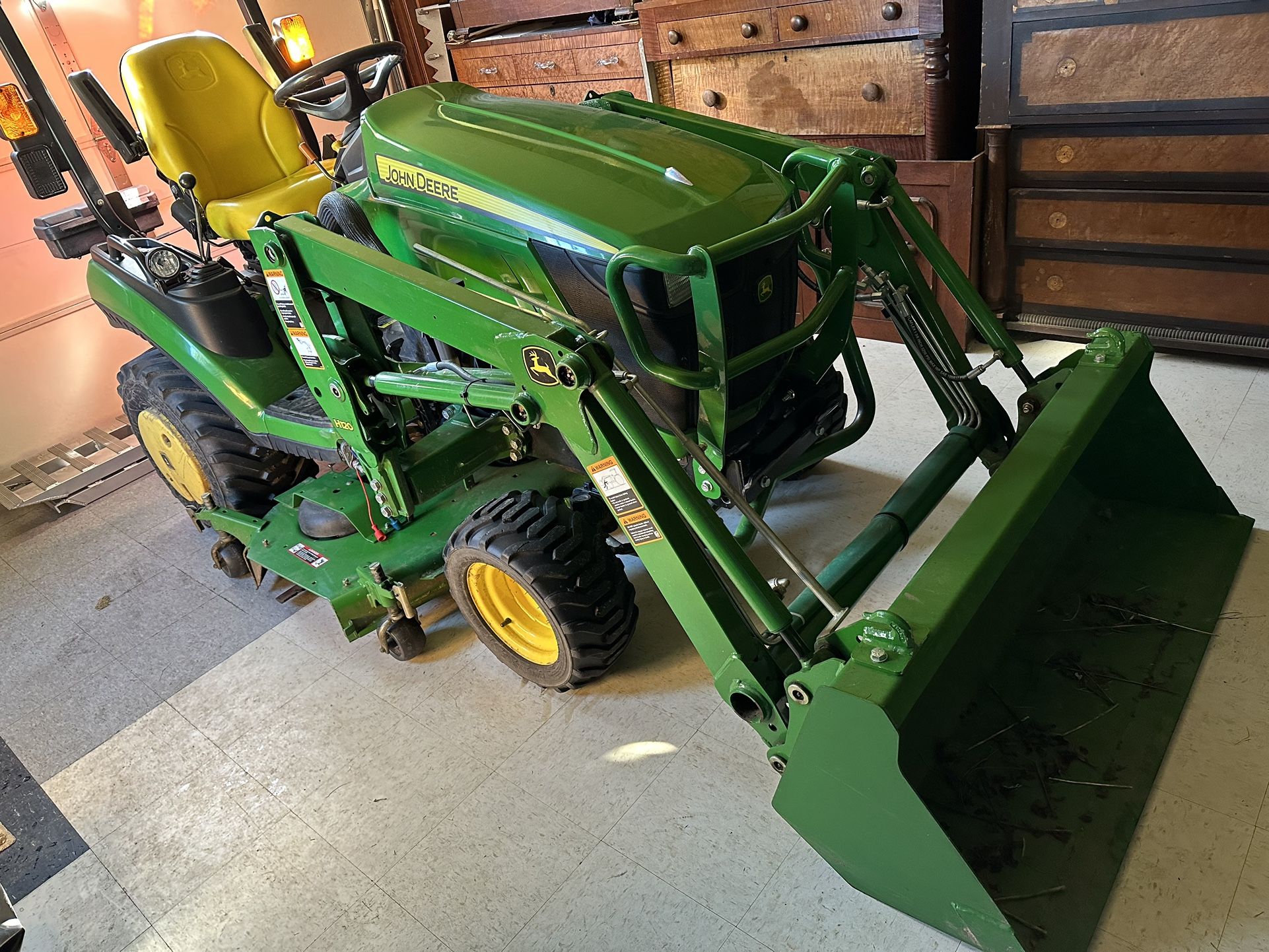 John Deere 1025R Bucket Loader Diesel Tractor Mower