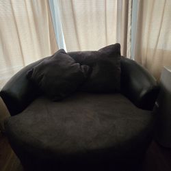 Round Love Seat