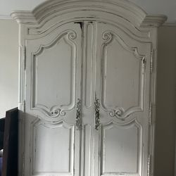 RARE FIND! Vintage HENREDON Solid Oak Rustic 47" Cabinet w. Antiqued Inner Mirror