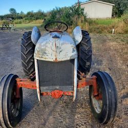 FORD FARM TRACTOR