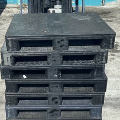 HEAVY DUTY PLASTIC PALLETS 37x32 $18 EACH DELIVERY AVAILABLE $$$