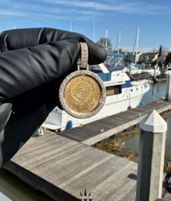 Veinte pesos 1918 with custom bezel