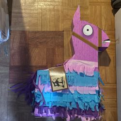 Fortnite Jumbo Loot Llama /Clock Tower 100pcs