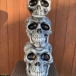 Triple-decker skull statue