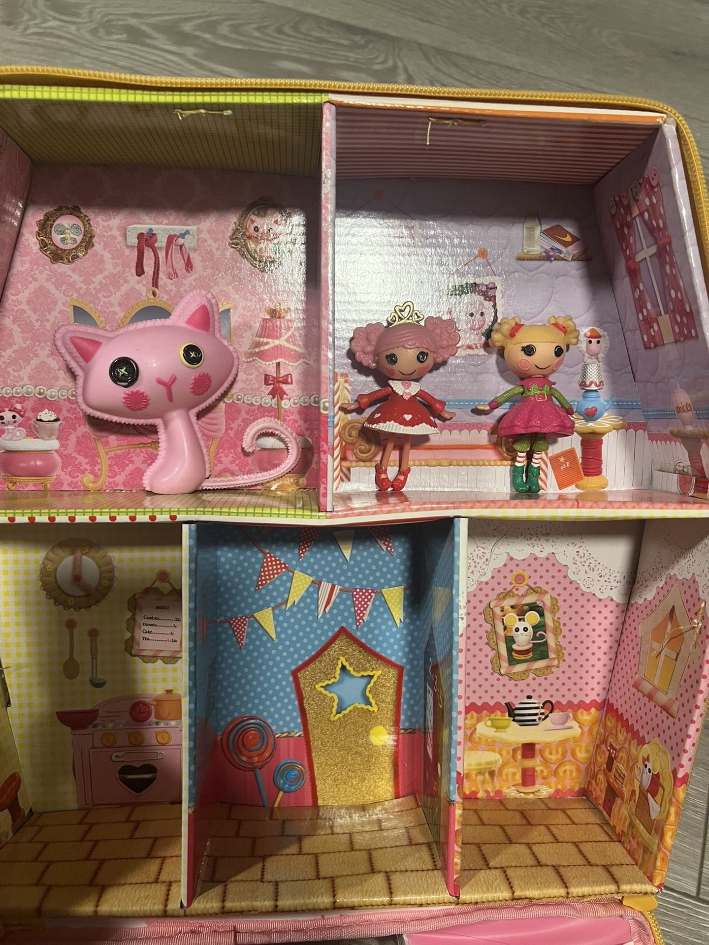 Lalaloopsy dollhouse