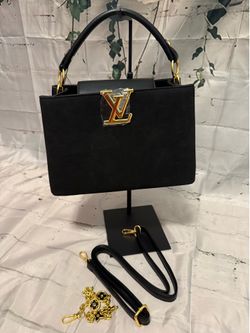 Purse with removable shoulder strap