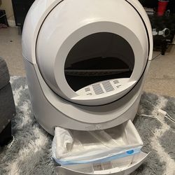 Self cleaning litter box
