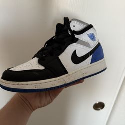  Air Jordan 1 Mid SE GS 'Royal Black Toe'