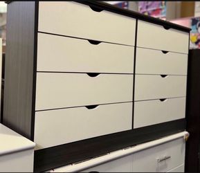 Eight drawers dresser