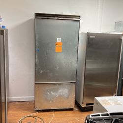 VIKING Refrigerator 36” bilt In